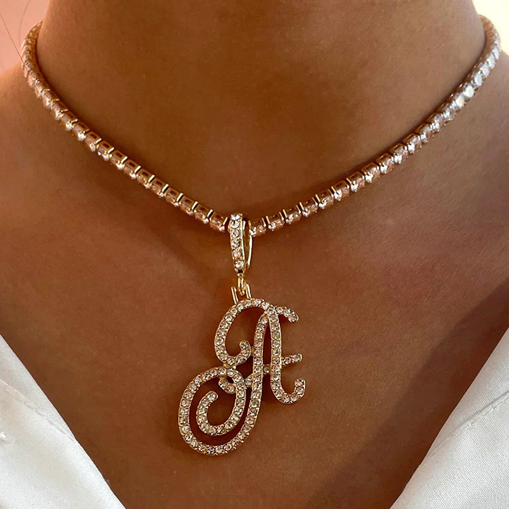 Choker mit Initialen-Anhänger und Strass a