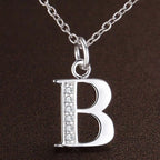 Lange Halskette mit Initialenanhänger b