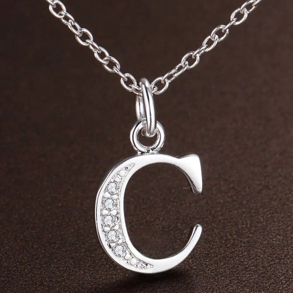 Lange Halskette mit Initialenanhänger c