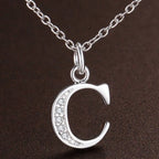 Lange Halskette mit Initialenanhänger c