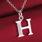 Lange Halskette mit Initialenanhänger h