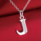 Lange Halskette mit Initialenanhänger j
