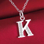 Lange Halskette mit Initialenanhänger k