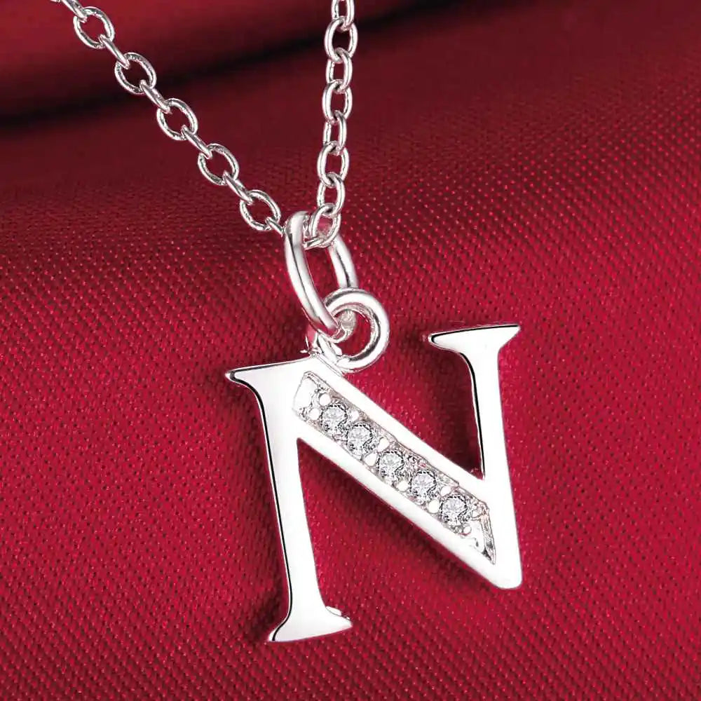 Lange Halskette mit Initialenanhänger n