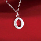 Lange Halskette mit Initialenanhänger o