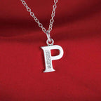 Lange Halskette mit Initialenanhänger p