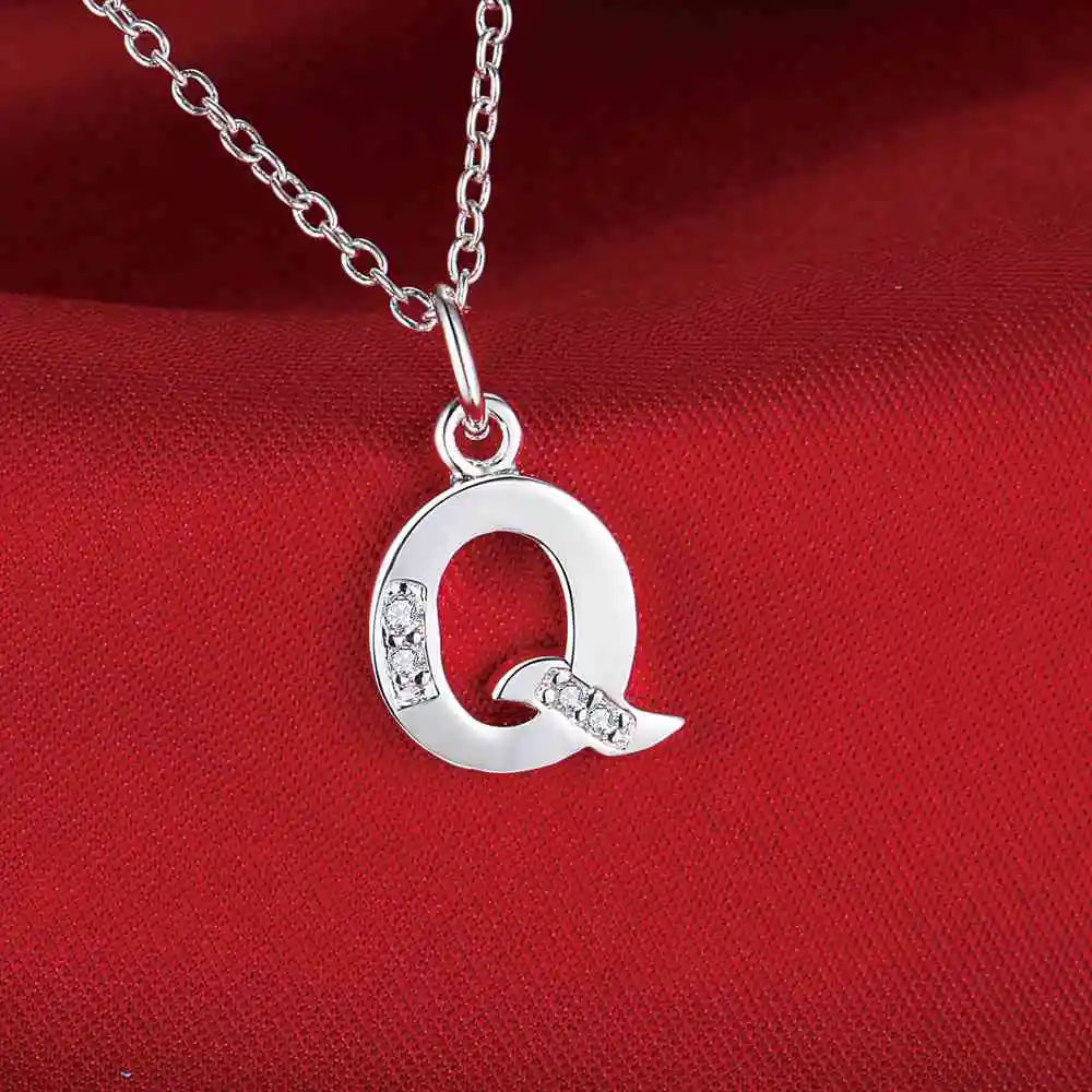 Lange Halskette mit Initialenanhänger q