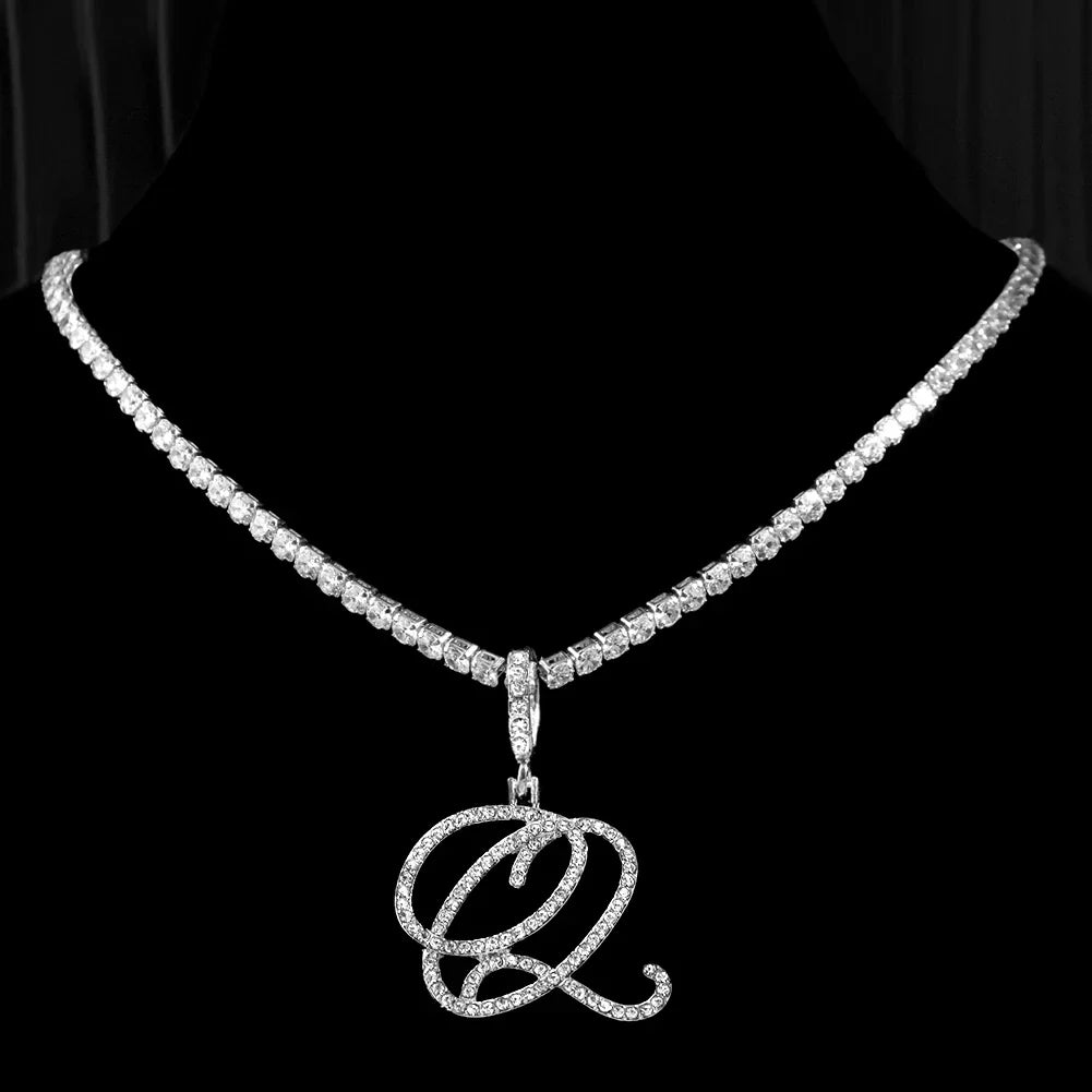 Choker mit Initialen-Anhänger und Strass q
