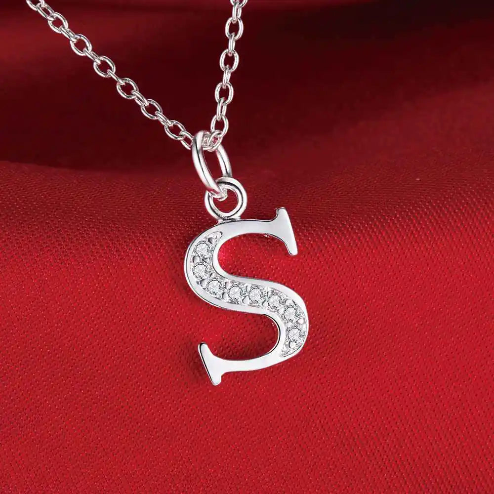 Lange Halskette mit Initialenanhänger s