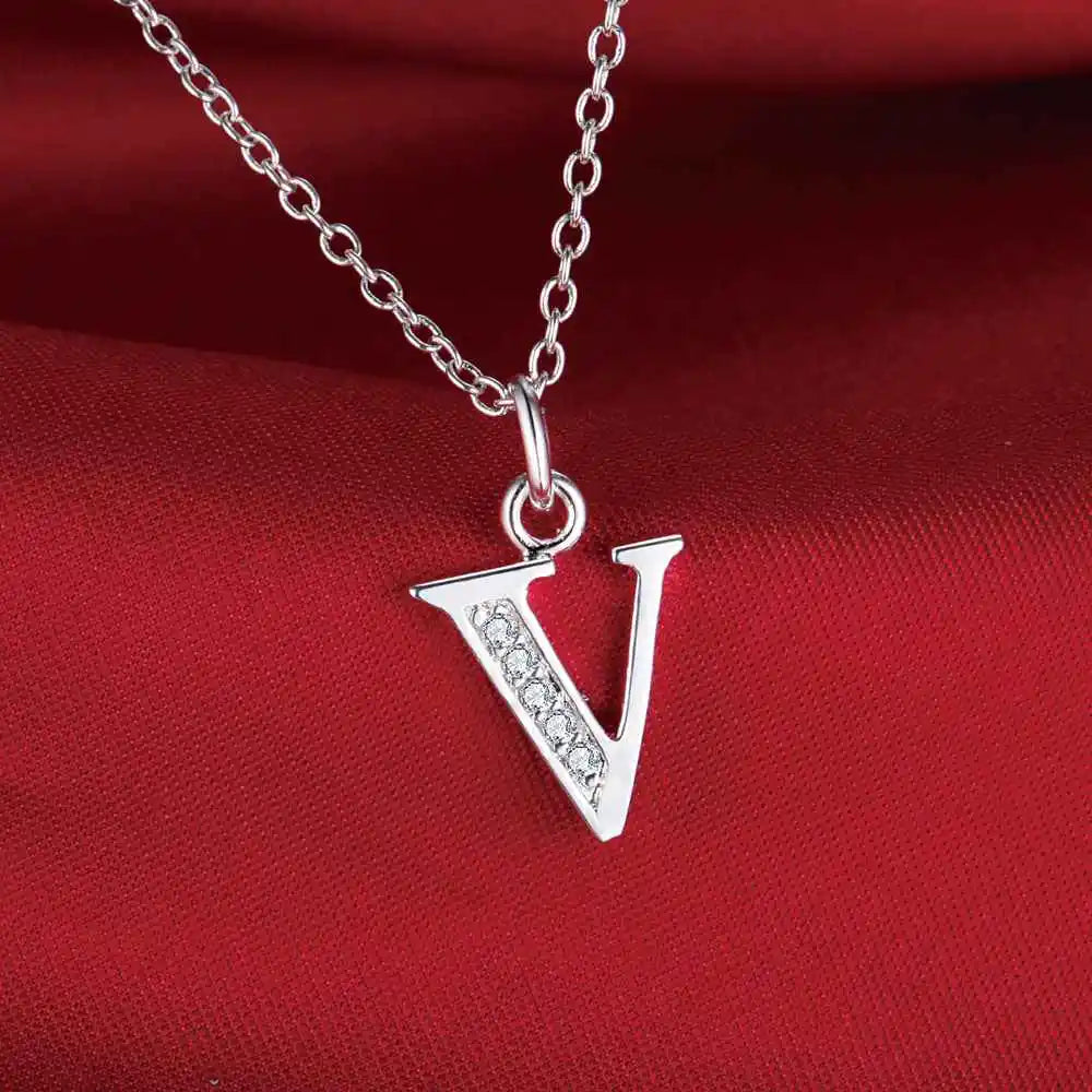 Lange Halskette mit Initialenanhänger v