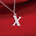 Lange Halskette mit Initialenanhänger x
