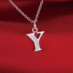 Lange Halskette mit Initialenanhänger y