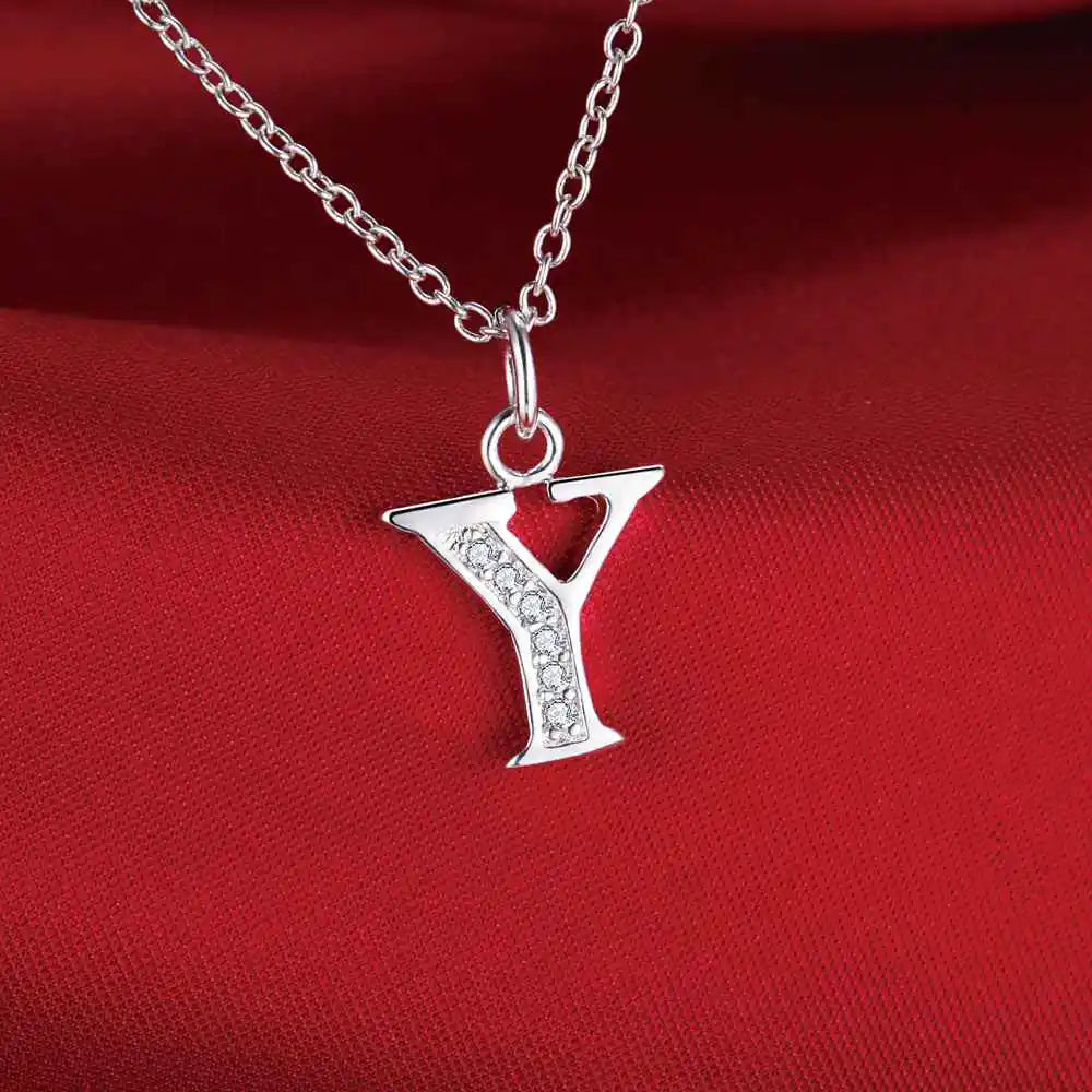 Lange Halskette mit Initialenanhänger y