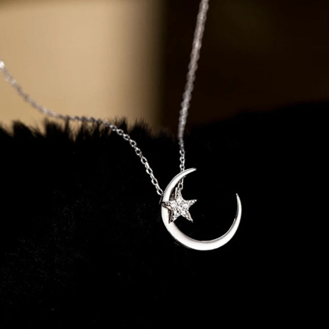 Halskette mit Mond- und Sternanhänger aus Kristall