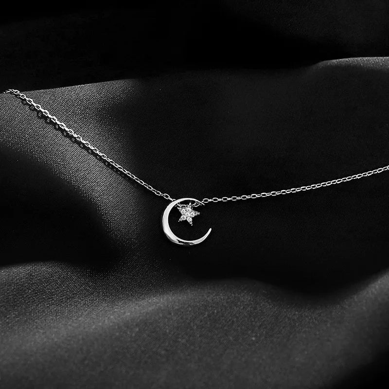 Halskette mit Mond- und Sternanhänger aus Kristall