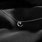 Halskette mit Mond- und Sternanhänger aus Kristall