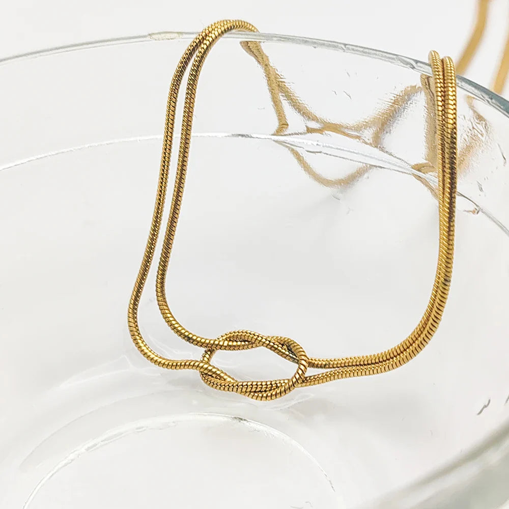 Halskette mit minimalistischem Knoten-Anhänger gold