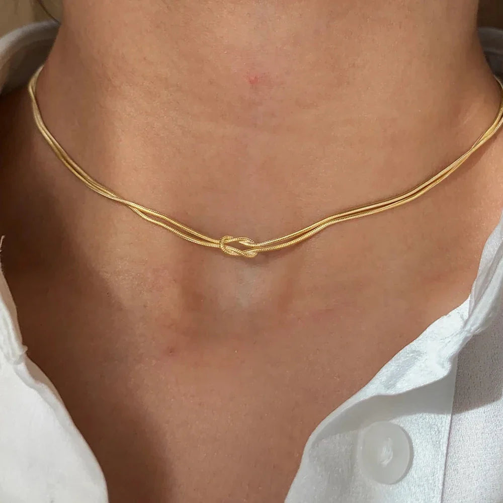 Halskette mit minimalistischem Knoten-Anhänger gold