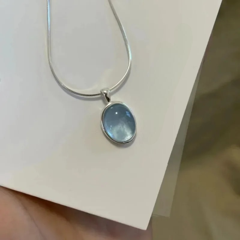 Halskette mit ovalem Anhänger aus blauem Mondstein