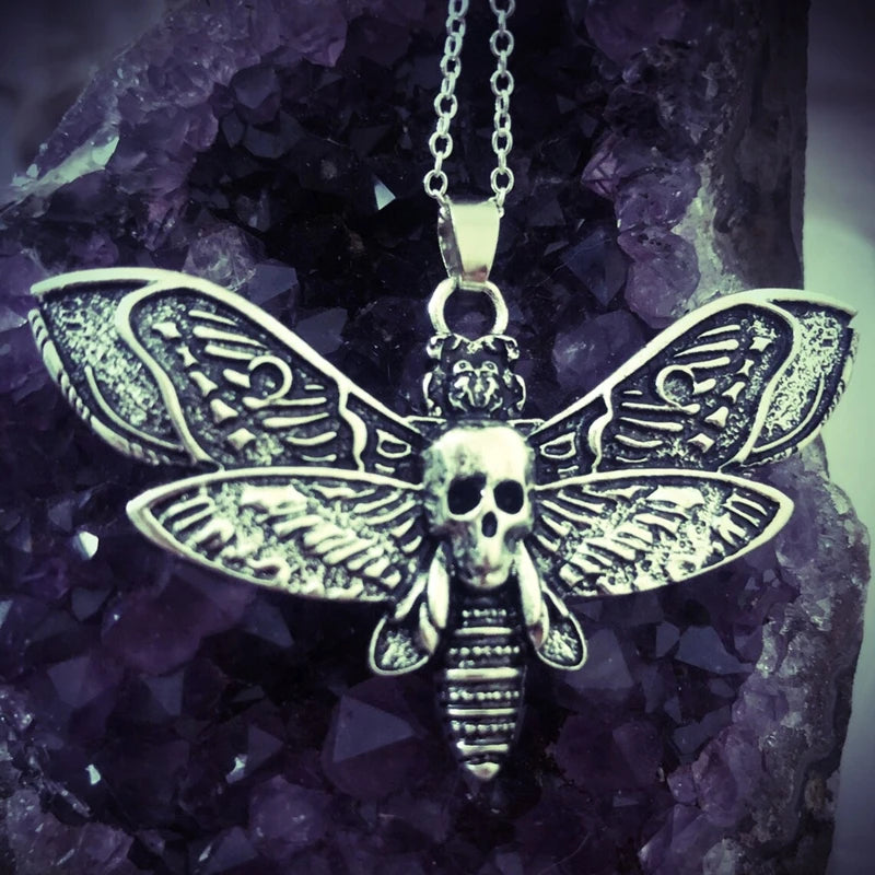 Halskette mit Sphinxschmetterlings- und Totenkopf-Anhänger