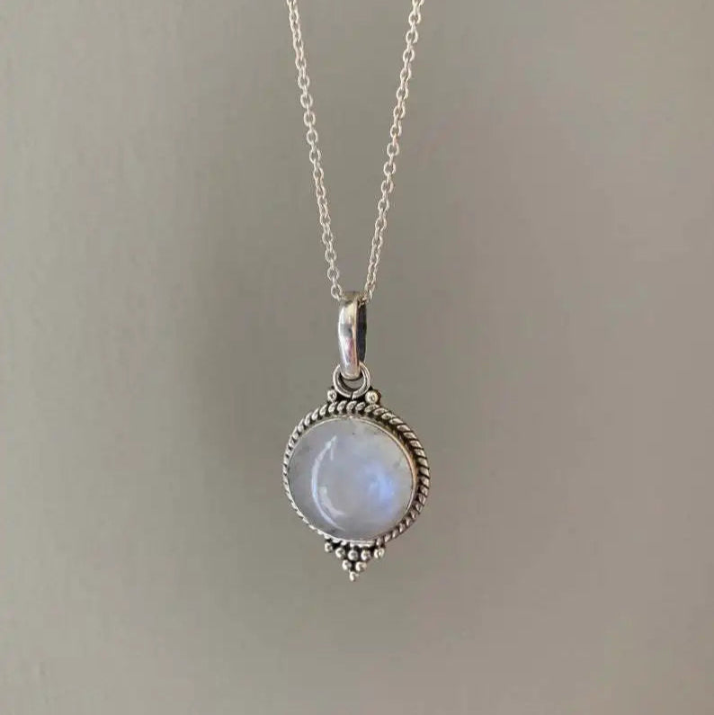 Halskette mit Mondstein-Anhänger im Vintage-Stil 