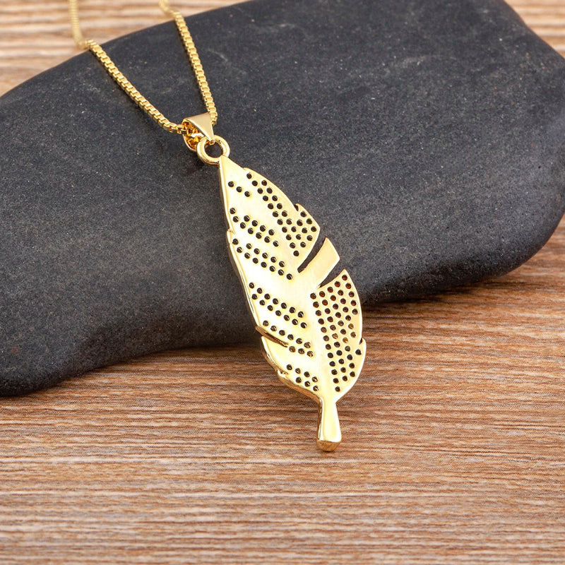 Halskette mit Federanhänger und Zirkonia