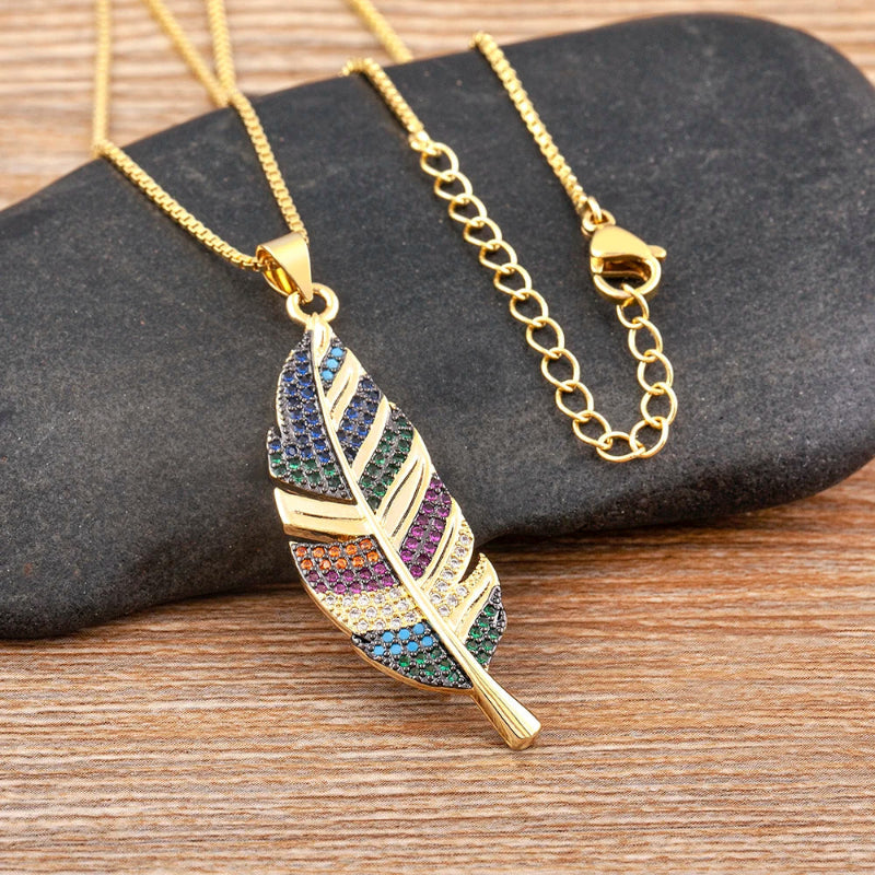 Halskette mit Federanhänger und Zirkonia