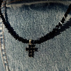 Halskette mit schwarzem, funkelndem Kreuz-Anhänger als Choker