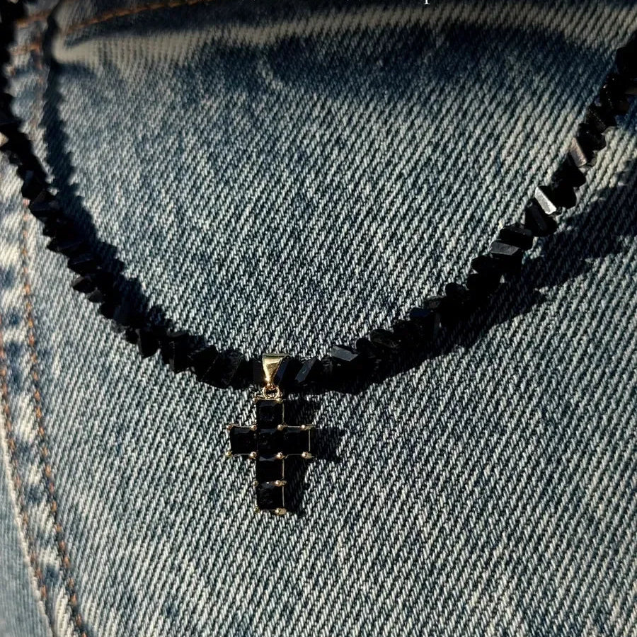 Halskette mit schwarzem, funkelndem Kreuz-Anhänger als Choker