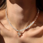 Halskette mit weißem, funkelndem Kreuz-Anhänger als Choker