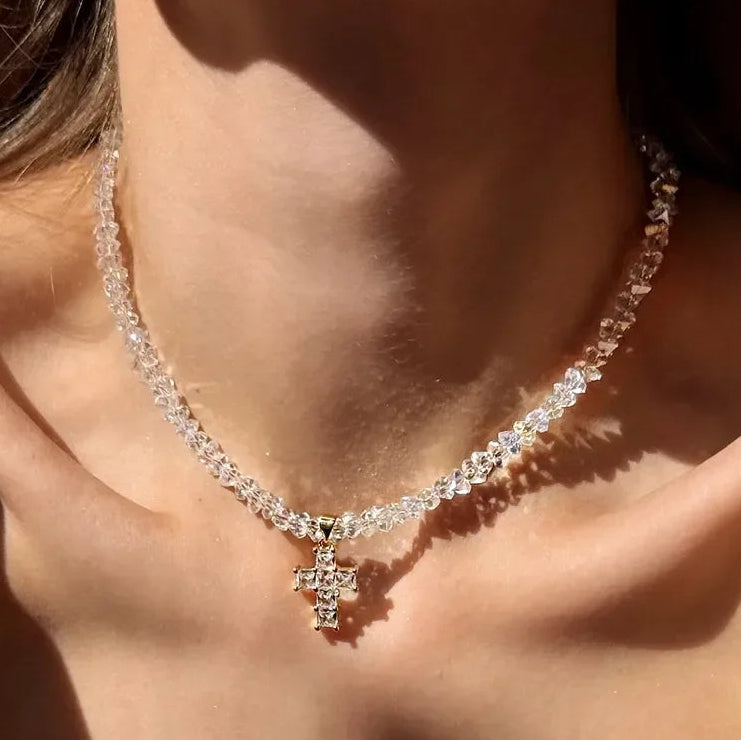 Halskette mit weißem, funkelndem Kreuz-Anhänger als Choker