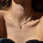 Halskette mit weißem, funkelndem Kreuz-Anhänger als Choker