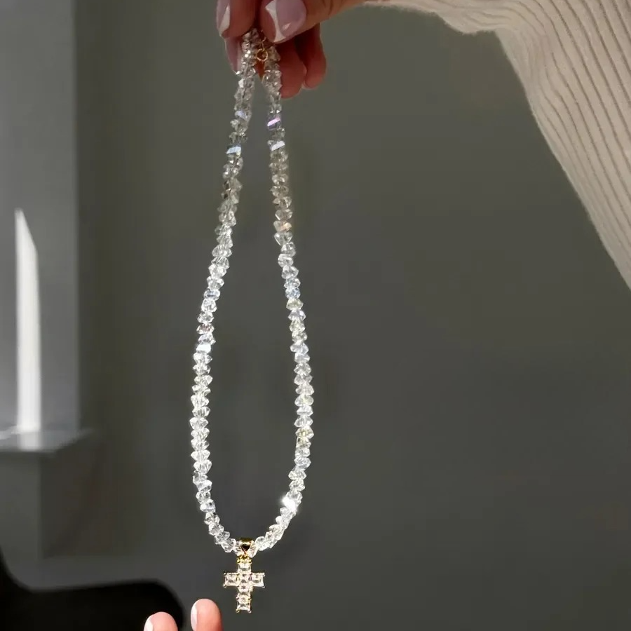 Halskette mit weißem, funkelndem Kreuz-Anhänger als Choker