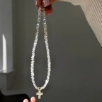Halskette mit weißem, funkelndem Kreuz-Anhänger als Choker