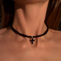 Halskette mit schwarzem, funkelndem Kreuz-Anhänger als Choker