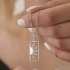 Collier avec pendentif rectangulaire demi-soleil argent