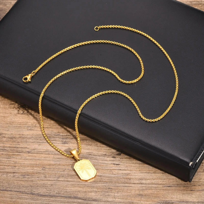 Halskette mit rechteckigem Palmenanhänger gold