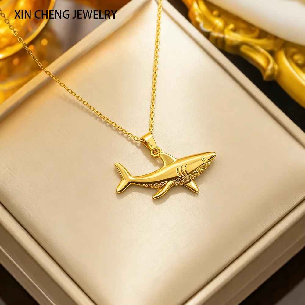 Halskette mit goldenem Hai-Anhänger