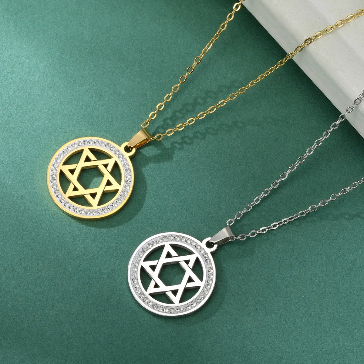 Halskette mit rundem Anhänger mit jüdischem Symbol Davidstern Gold