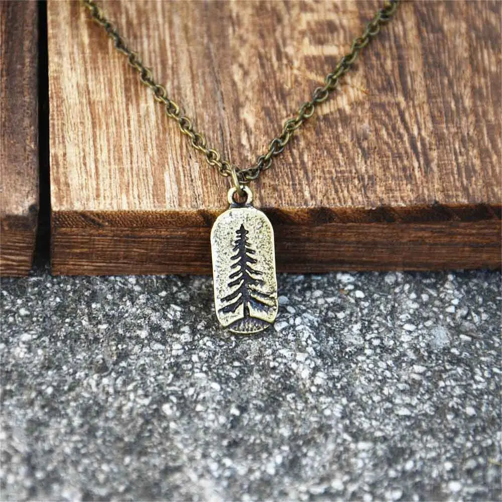 Halskette mit goldenem Tannenbaum-Anhänger