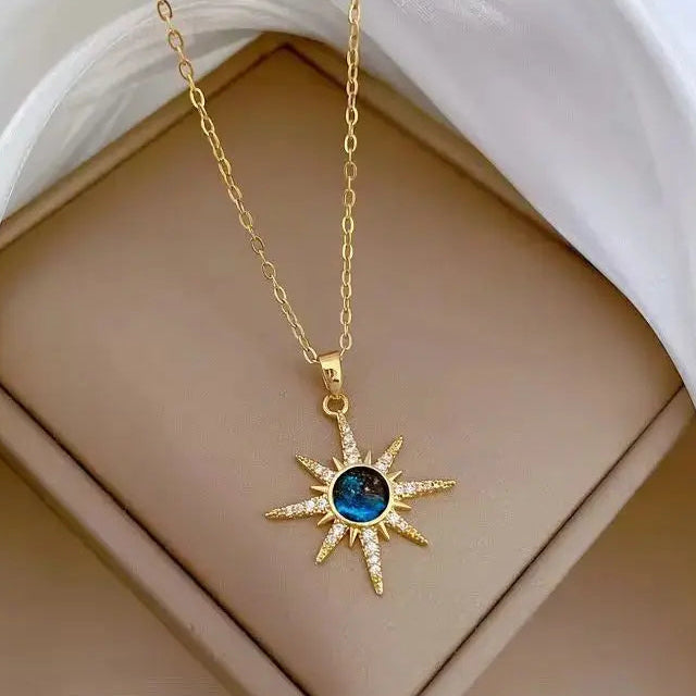 Collier avec pendentif soleil et cristal

