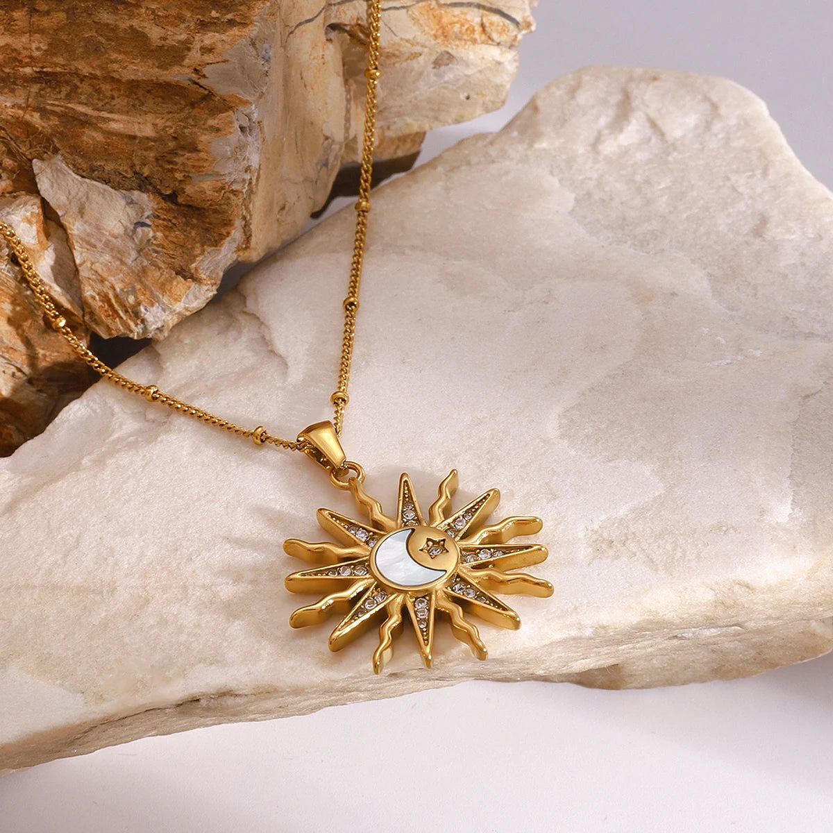 Halskette mit charmantem Sonnen- und Mondanhänger