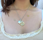Halskette mit spiralförmigem Anhänger und kleinem Stern