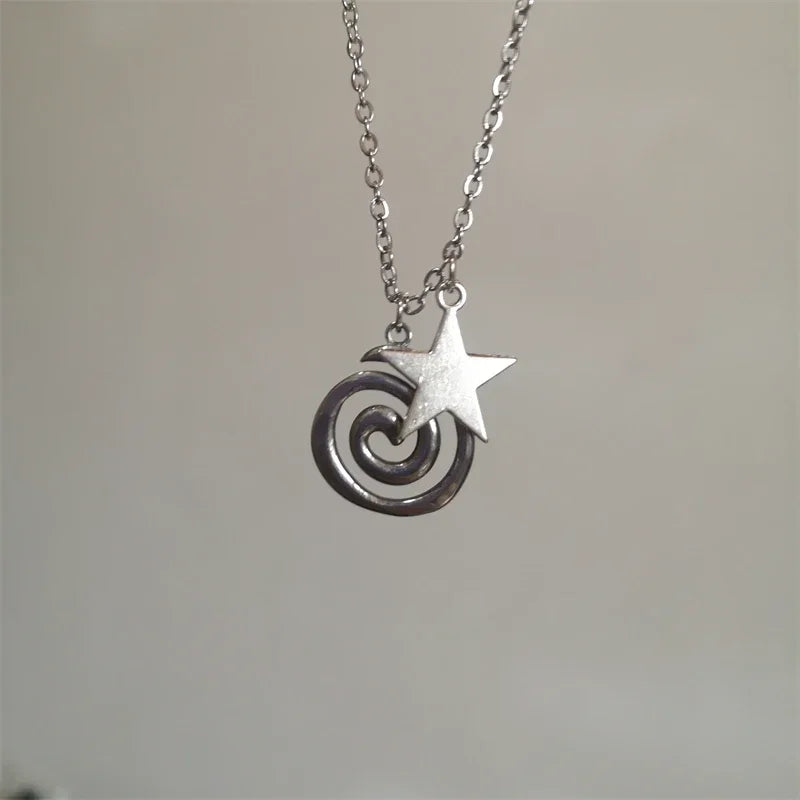 Halskette mit spiralförmigem Anhänger und kleinem Stern