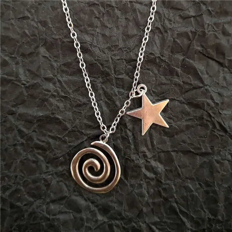 Halskette mit spiralförmigem Anhänger und kleinem Stern