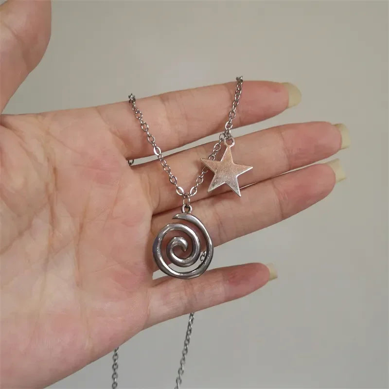 Halskette mit spiralförmigem Anhänger und kleinem Stern