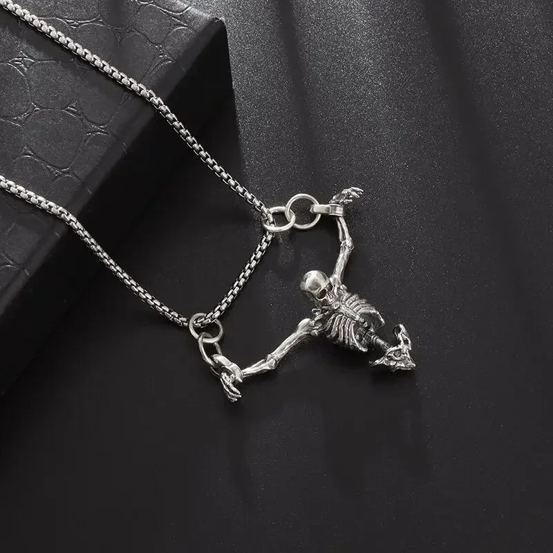 Collana con pendente scheletro e teschio sospeso