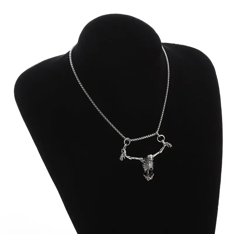 Collana con pendente scheletro e teschio sospeso