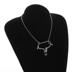 Collana con pendente scheletro e teschio sospeso