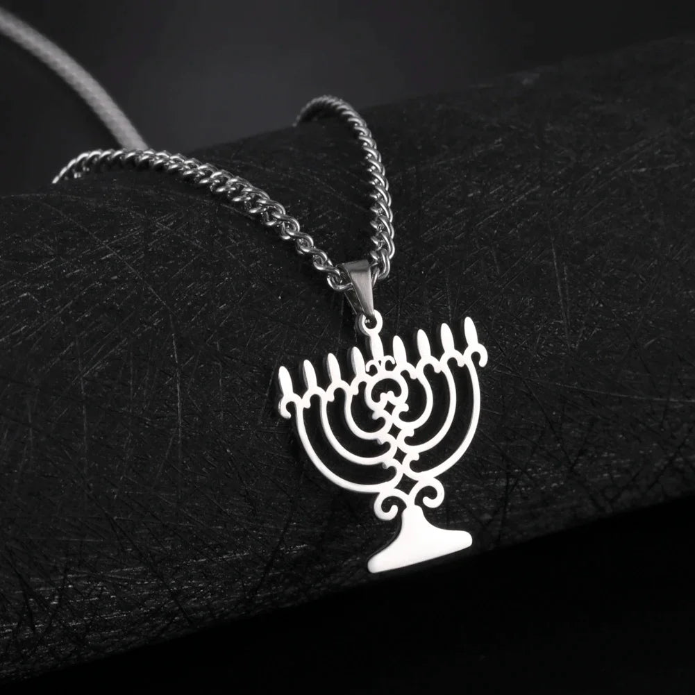 Halskette mit symbolischem jüdischem Menora-Anhänger